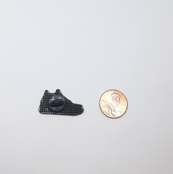 Sneaker shoe enamel pin - Picture 2 of 2